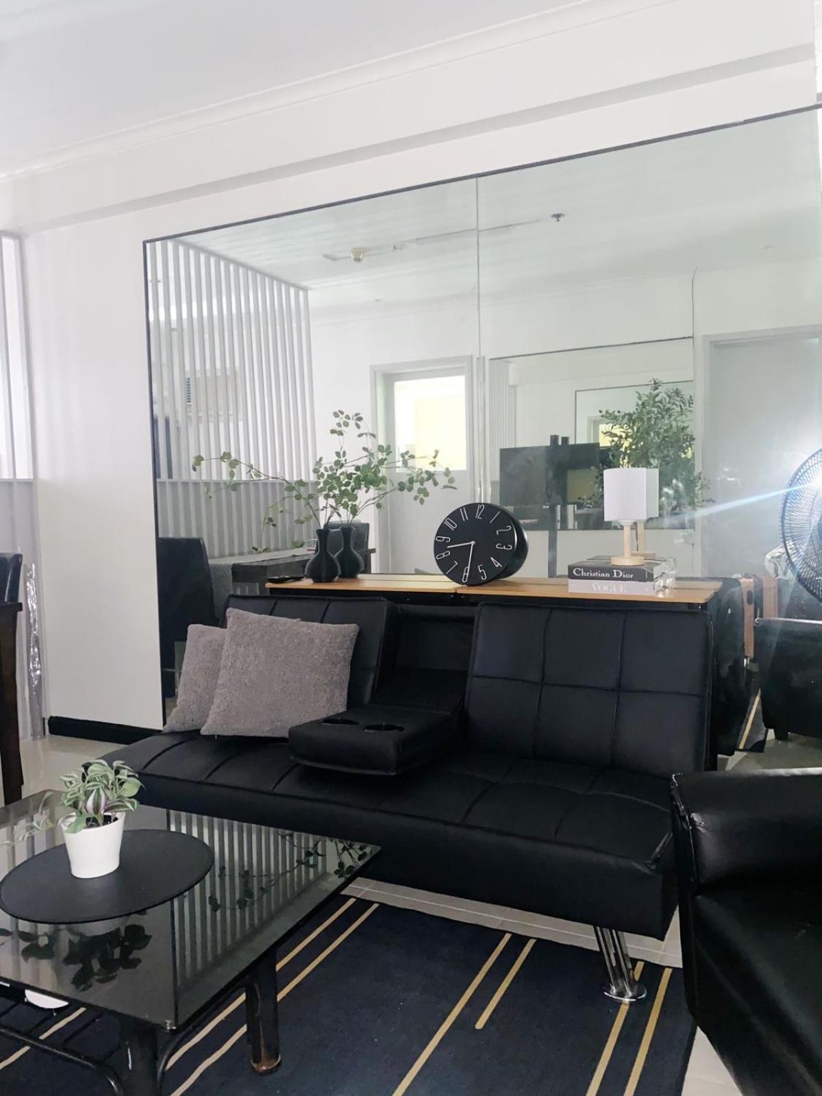 Cozy 2-Bedroom At South Of Market Soma Bgc Near Sm Aura, Market! Market! & Bonifacio High Street Taguig Kültér fotó